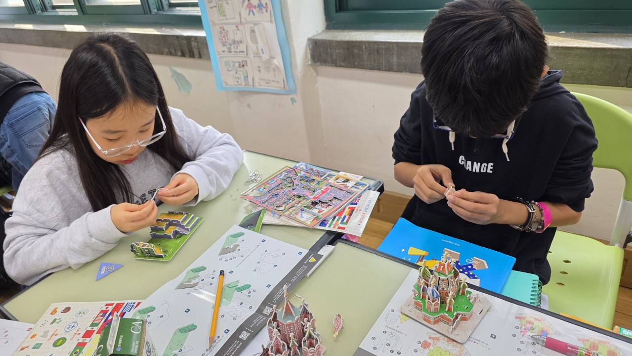 Scholas team members assembling K-Wave 3D puzzle kits together